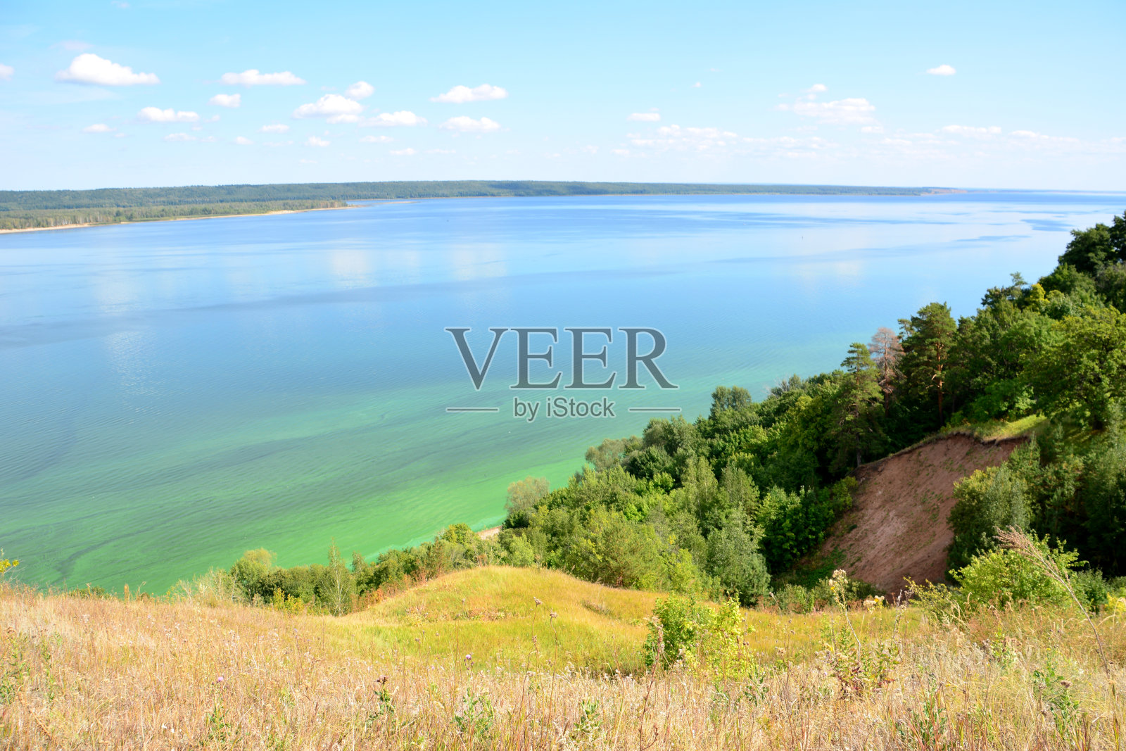 伏尔加河在阳光明媚的日子,从顶部看地平线照片摄影图片