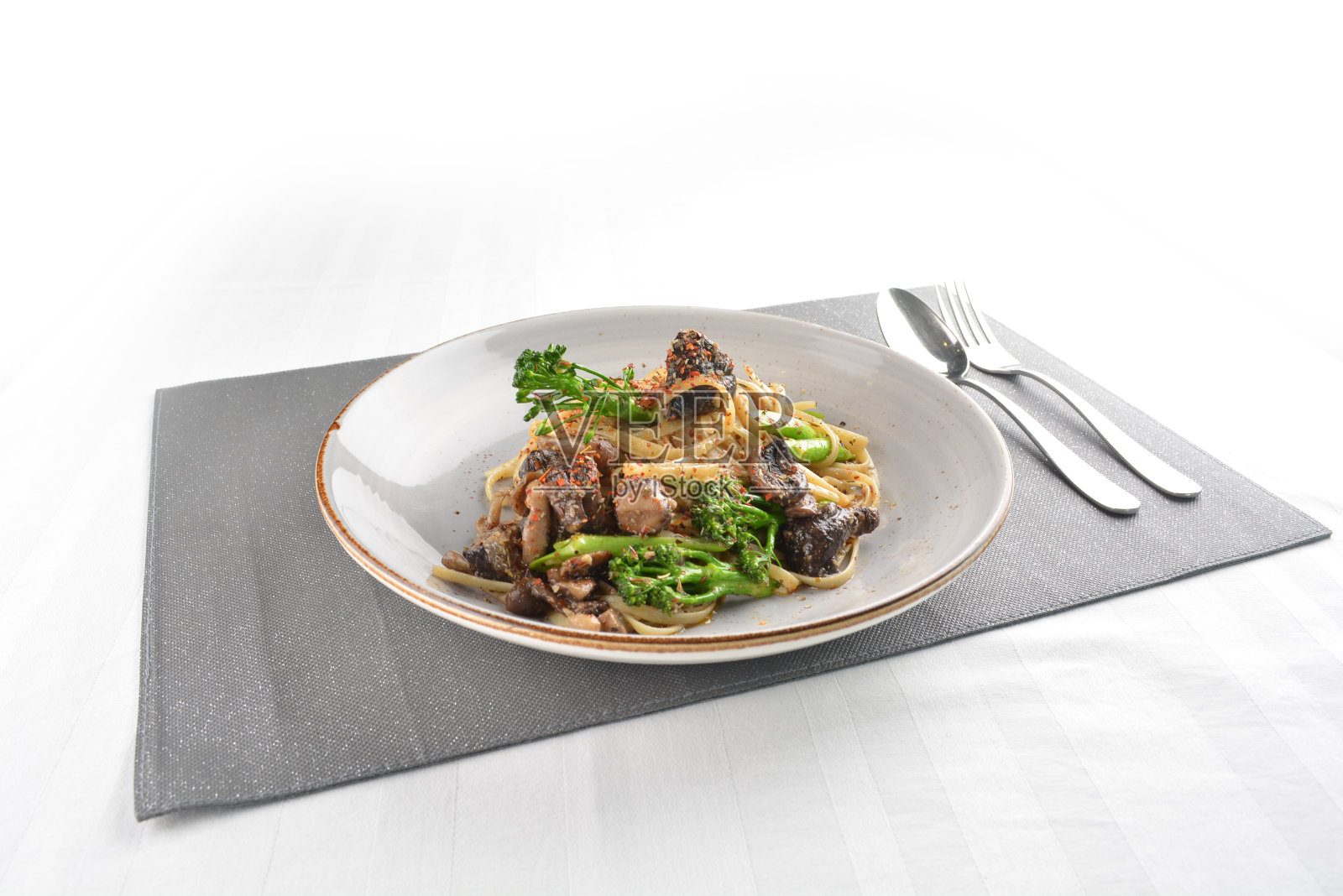 油炸橄榄油素食蘑菇与蔬菜意面在alio olio风格在盘子白色背景酒店餐厅西餐厅清真美食菜单照片摄影图片