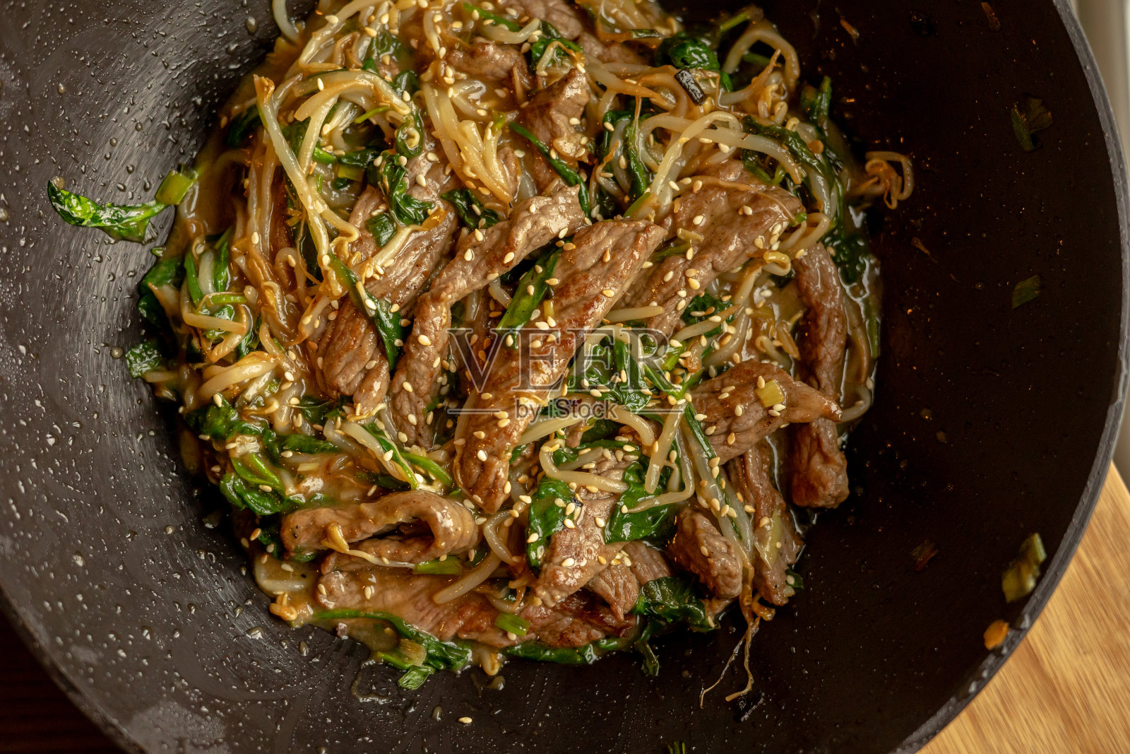 美味的韩国菜:炒锅小牛肉特写照片摄影图片