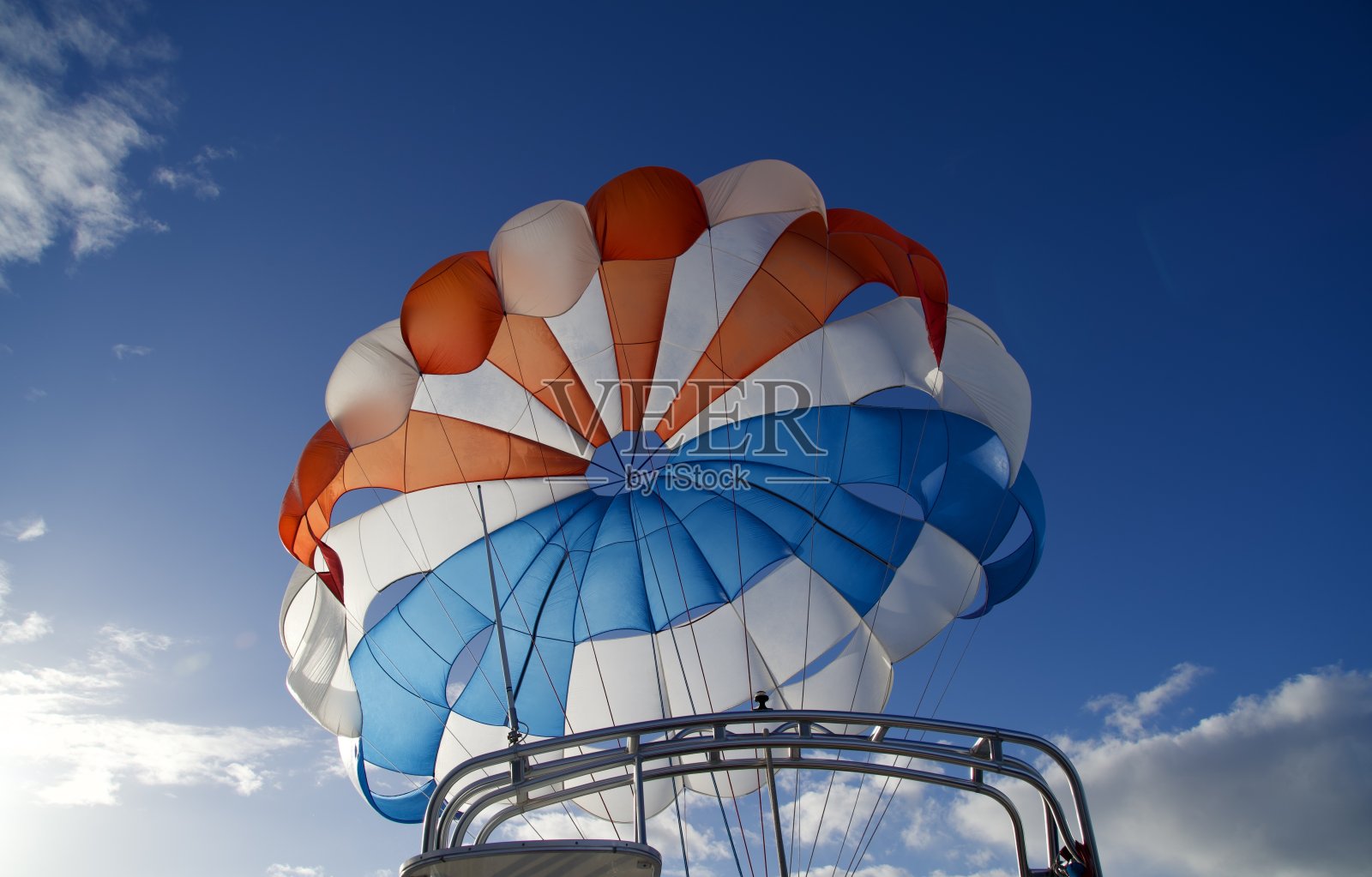 在夏威夷的一个蓝天上玩伞照片摄影图片