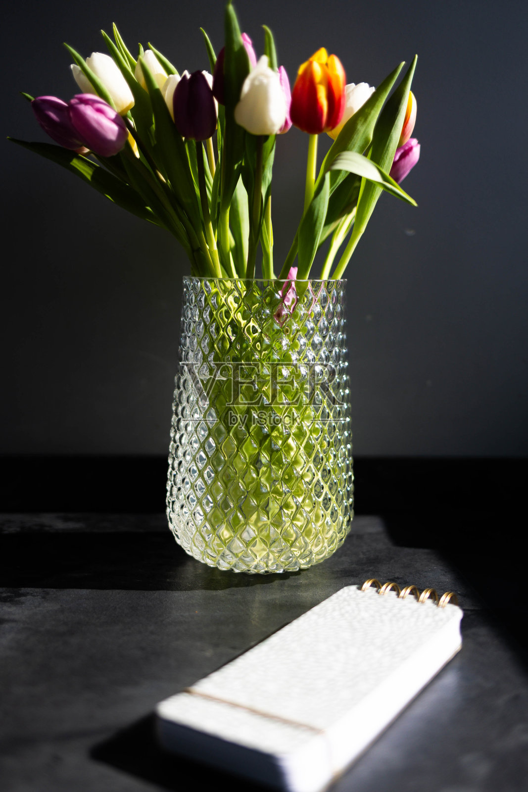 郁金香的工作日照片摄影图片