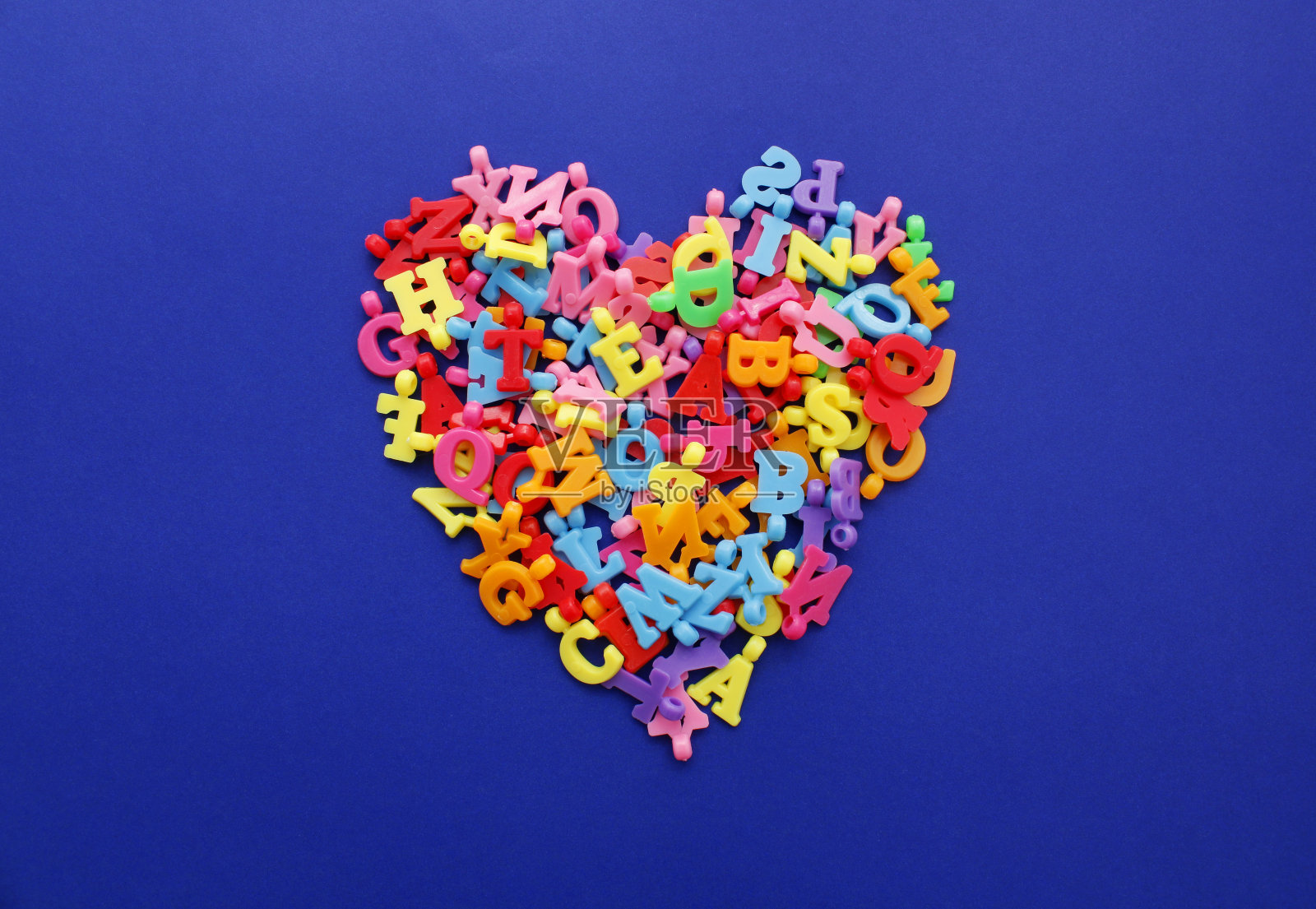 心形由彩色字母形状的珠子组成照片摄影图片