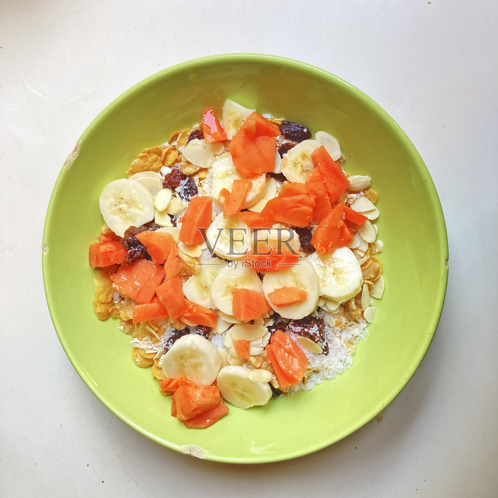 绿色盘子里的水果碎照片摄影图片