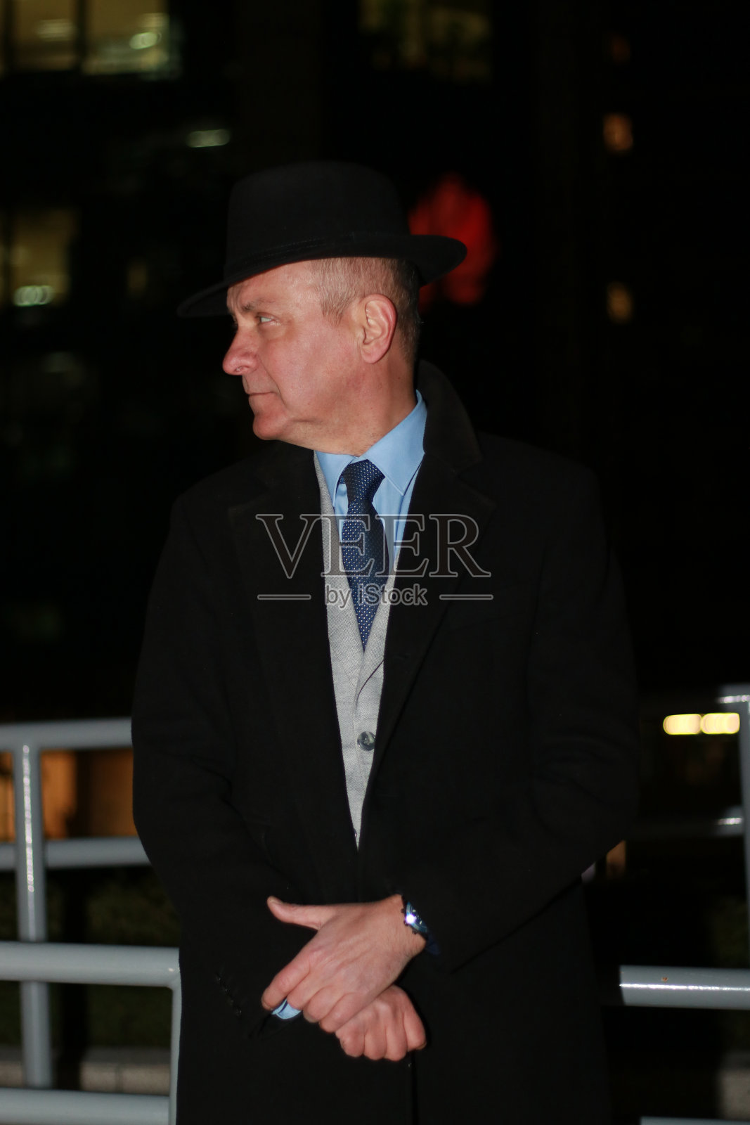 穿着西装戴着帽子的成熟绅士照片摄影图片