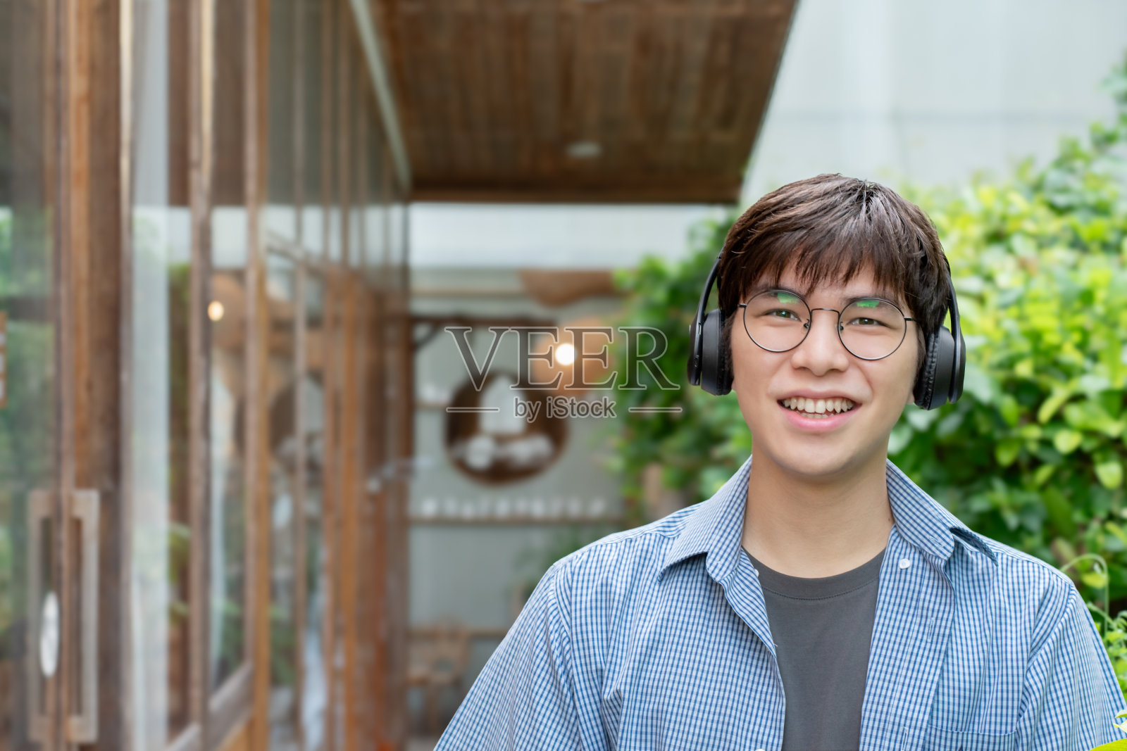 亚洲可爱少年照片摄影图片