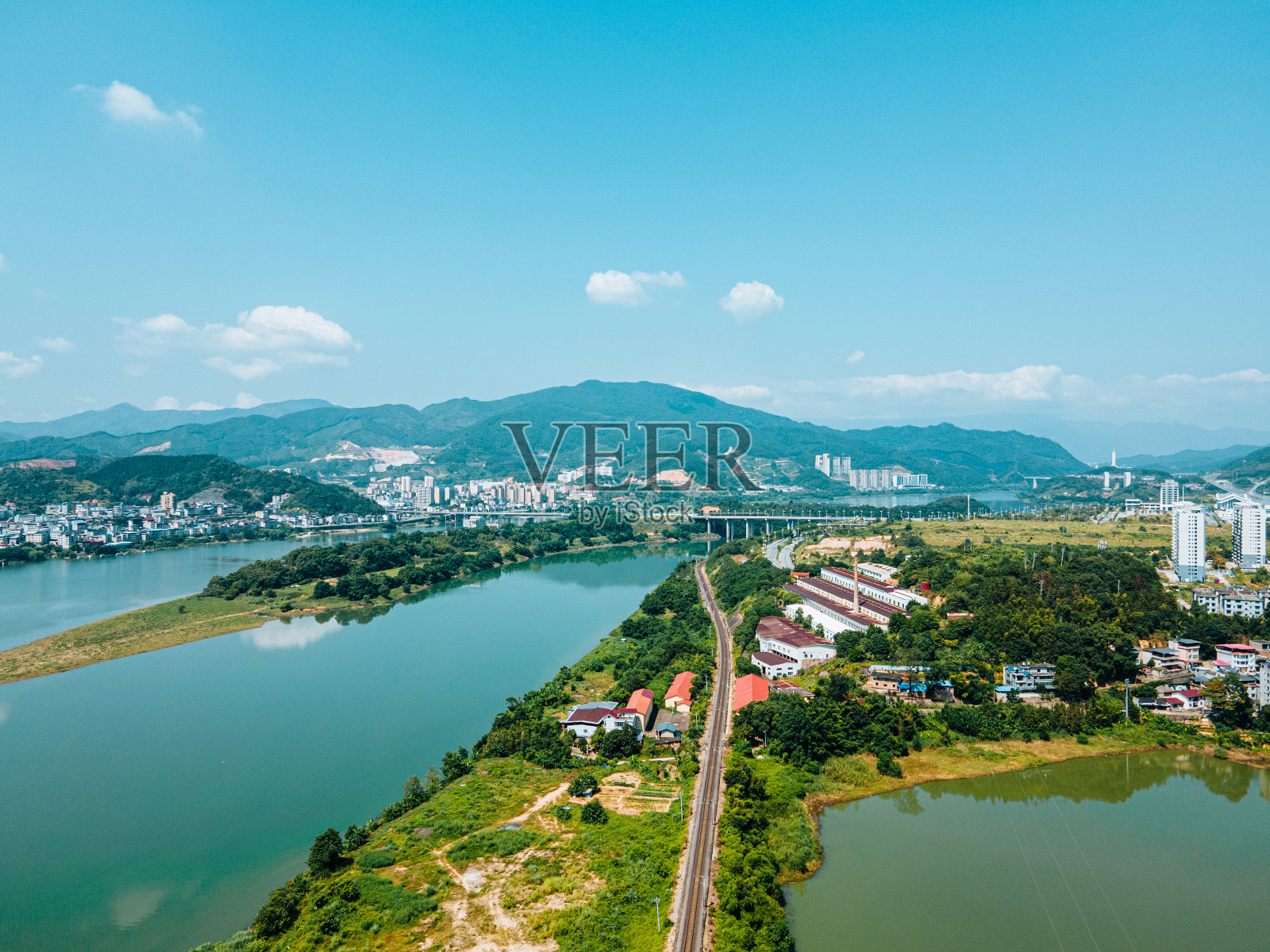 沿河的城镇照片摄影图片