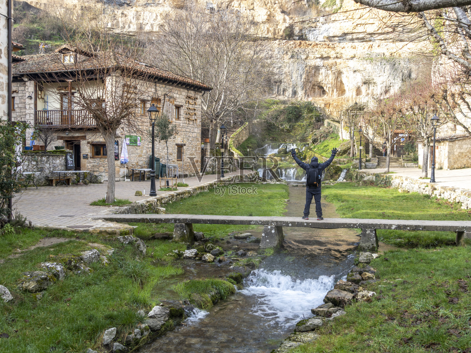 在自然环境中举起手臂的快乐男人——西班牙照片摄影图片