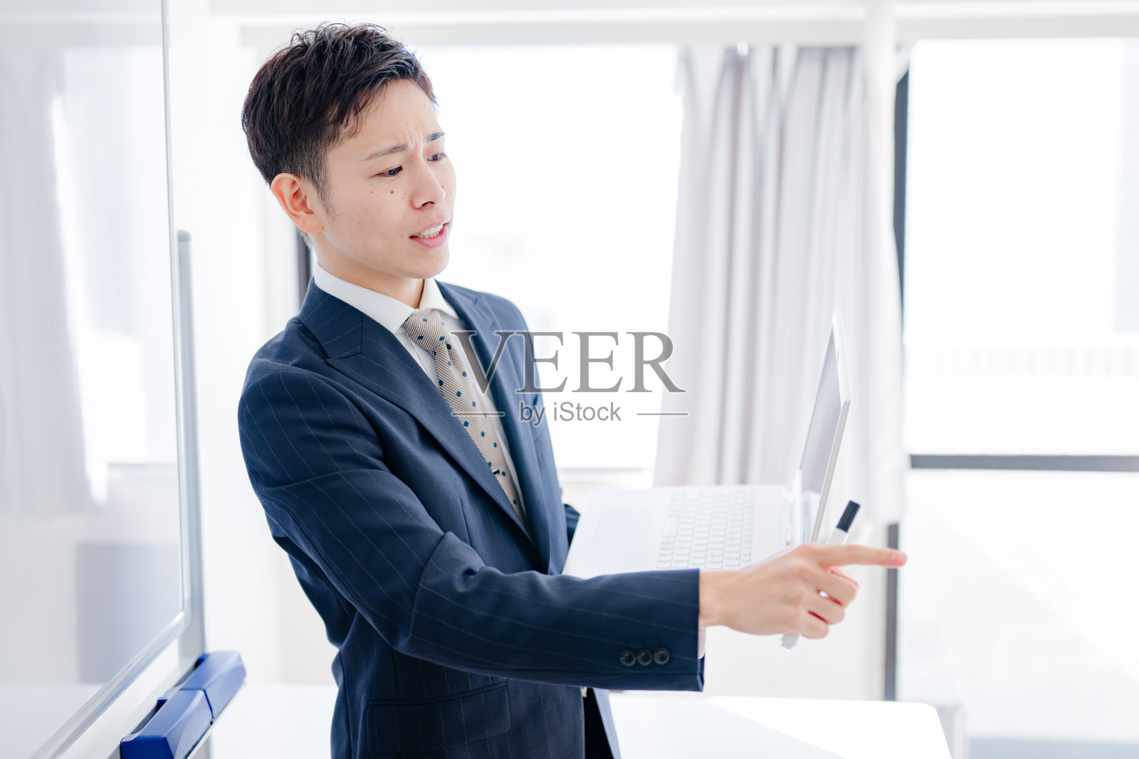 英俊的商人照片摄影图片