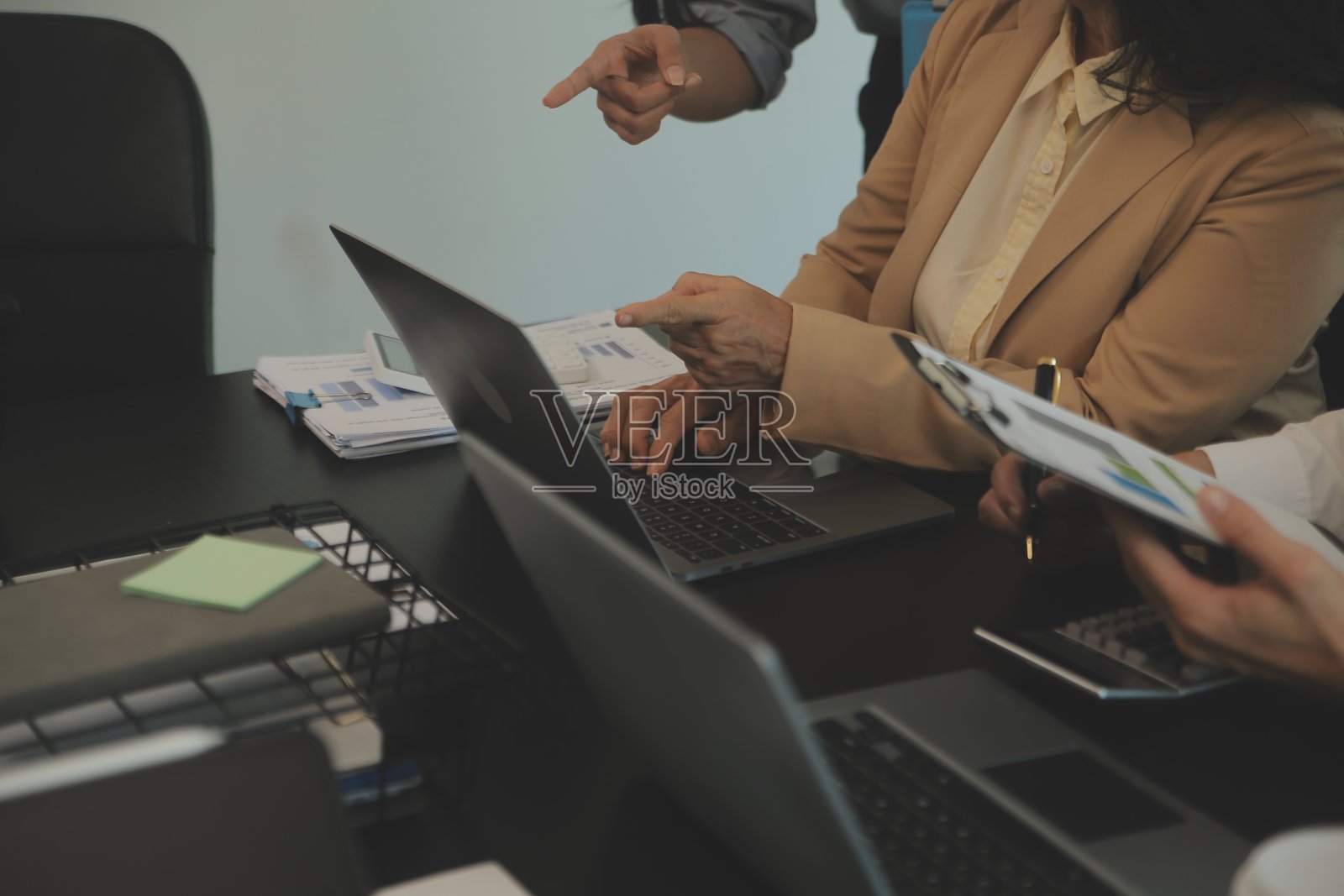 业务团队会议出席,投资者同事在财务文件、图表、报告、会议和谈话上咨询和会议新的战略计划,业务和市场增长。照片摄影图片