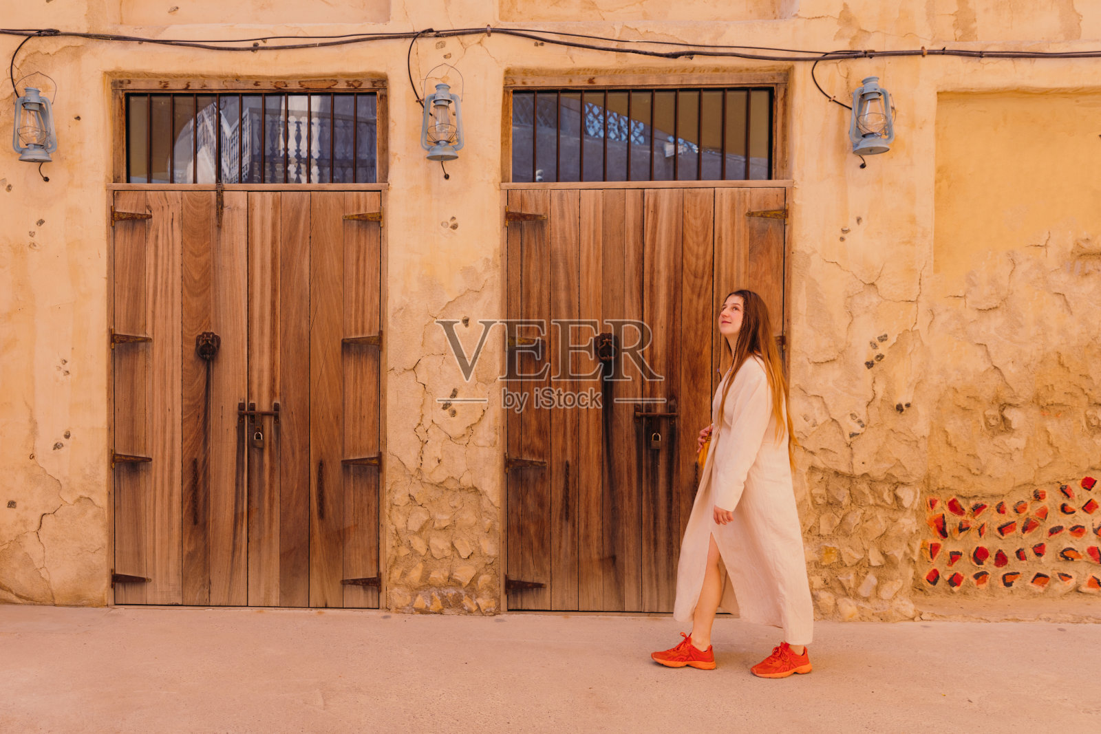 在迪拜老城区旅行的女人照片摄影图片