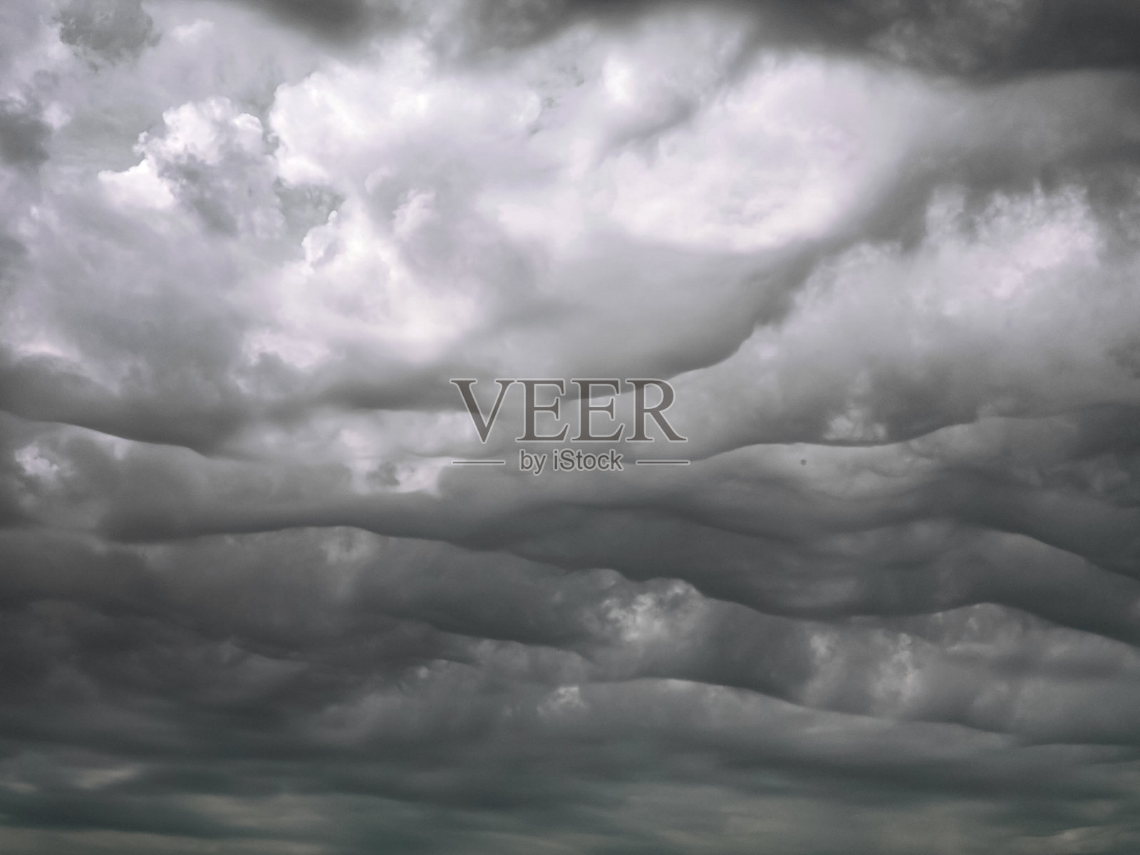 天空中的乌云。暴雨前戏剧性的天空。乌云照片摄影图片