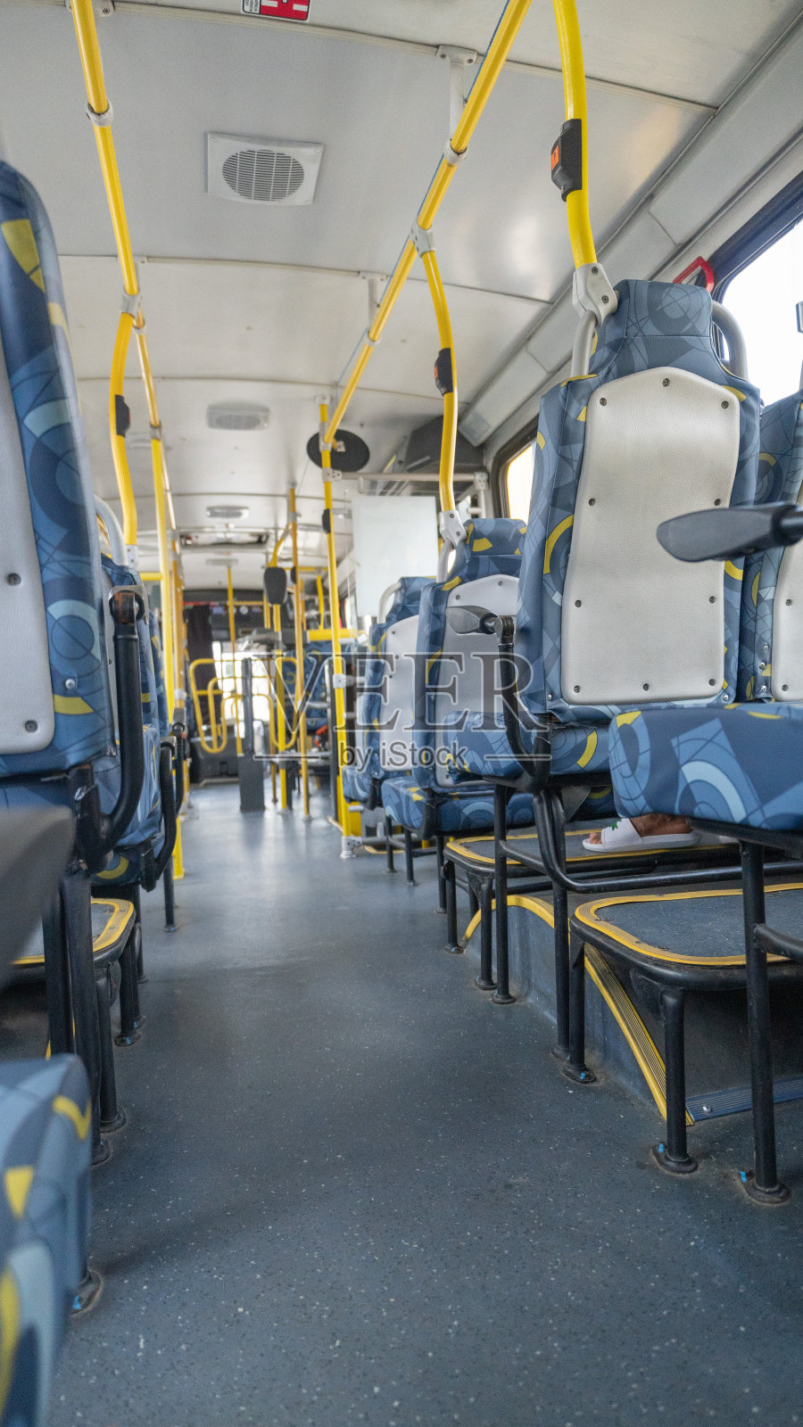 在公共汽车里坐在公共交通工具的后面照片摄影图片