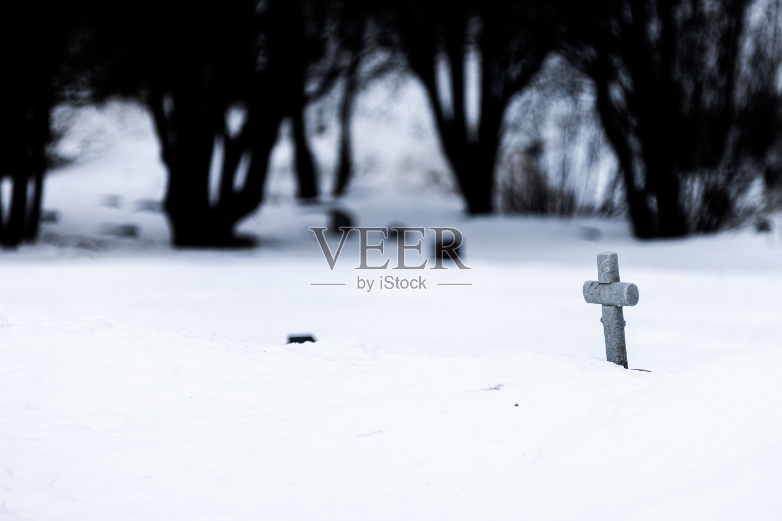 冬天的基督教墓地。照片摄影图片