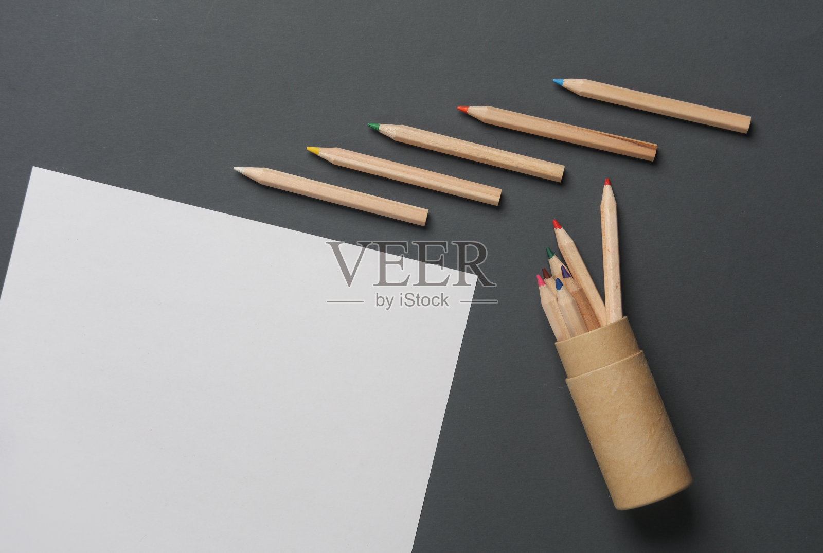 盒子与木制彩色铅笔和纸在深灰色的背景。创造力,艺术。俯视图照片摄影图片