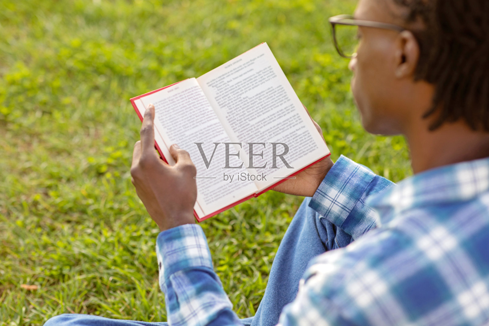 黑人学生男生在外面读书学习的后视图照片摄影图片