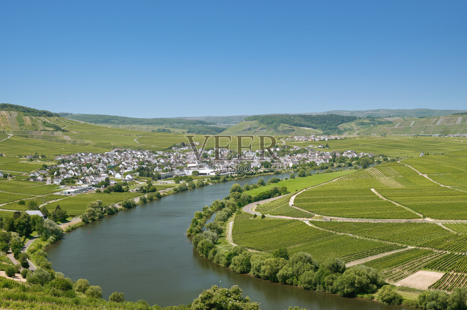 德国莱茵兰-普法尔茨莫泽尔河谷莫泽尔河的雷文葡萄酒村照片摄影图片