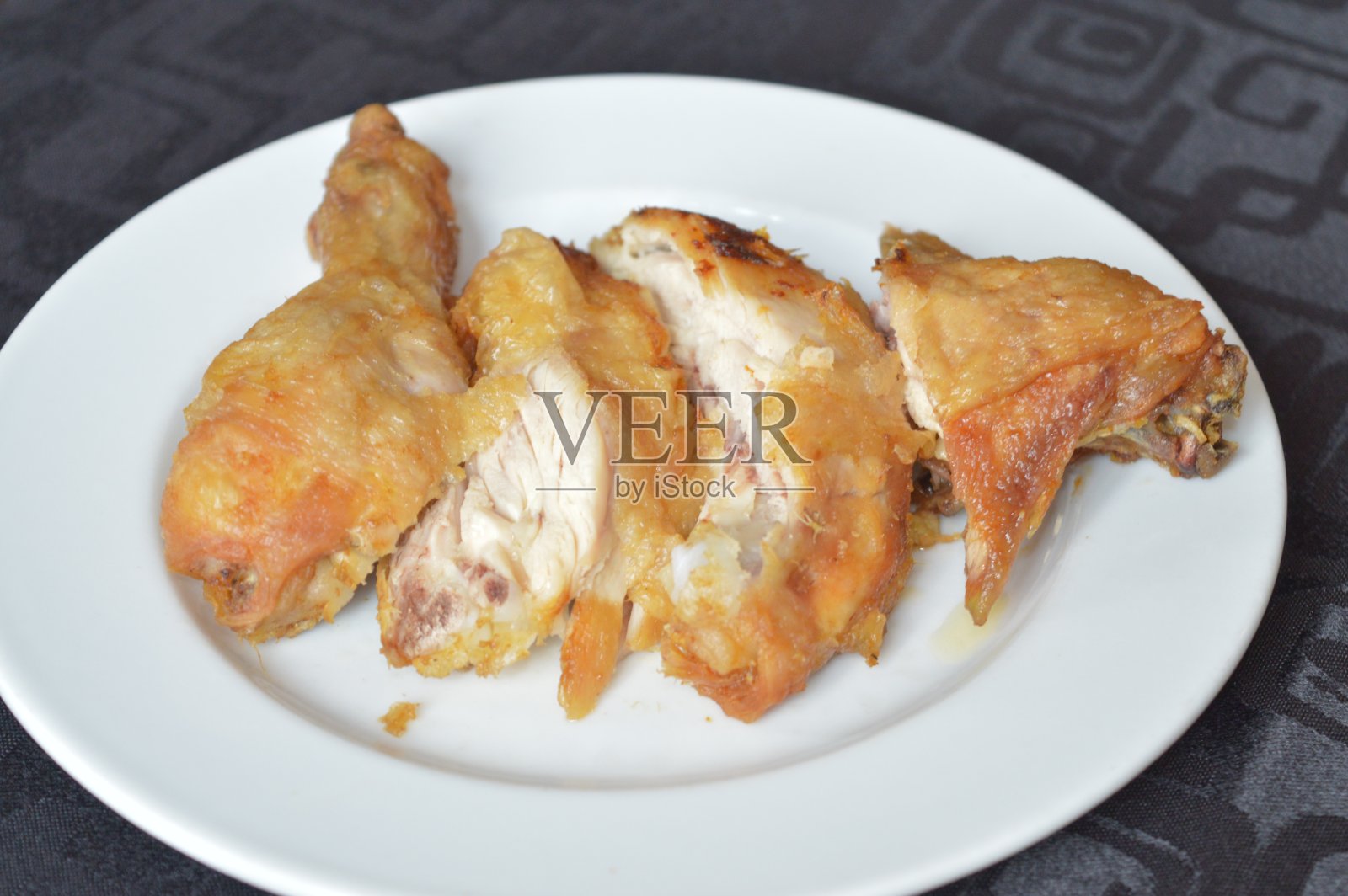 受欢迎的美味印尼辣马来清真食品菜单咖喱鸡,仁当牛肉,asap鱼,炒蔬菜,土豆泥,辣椒辣酱,蛋菜餐厅用餐照片摄影图片