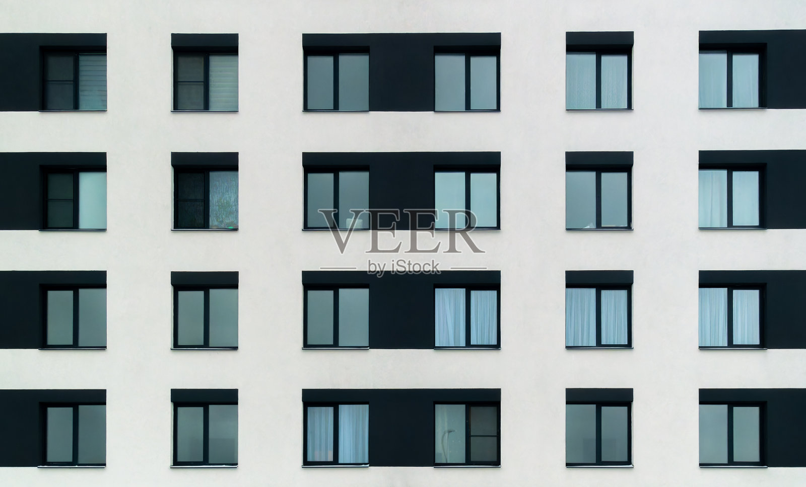 这幢楼很高,有很多窗户照片摄影图片