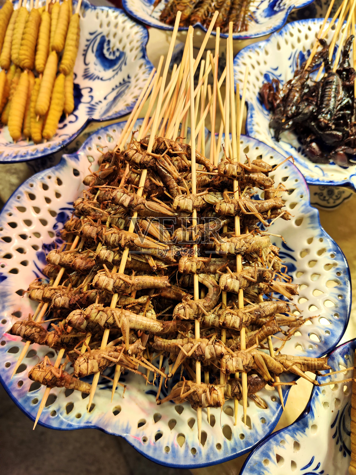 深圳罗湖东门美食城的蚱蜢串照片摄影图片