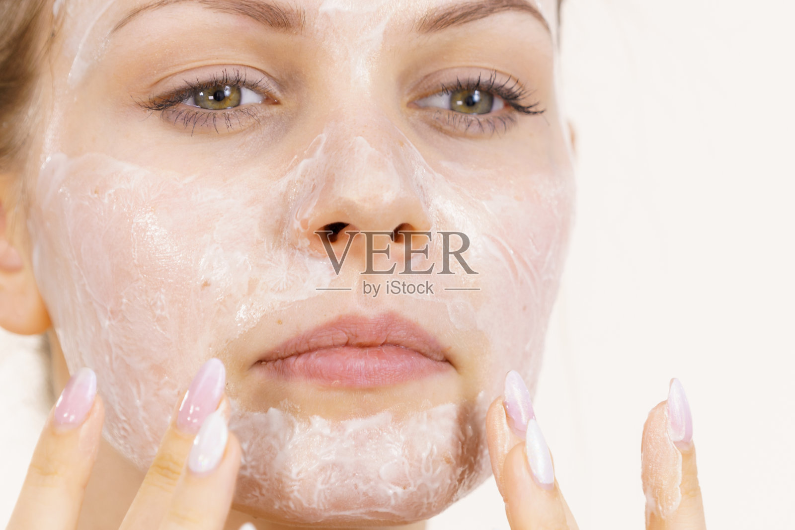 女孩涂抹面霜化妆品照片摄影图片