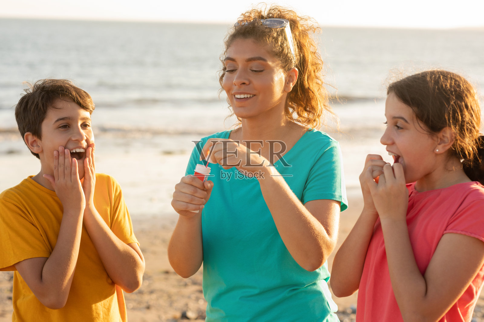 兴奋的白人家庭在玩肥皂泡照片摄影图片