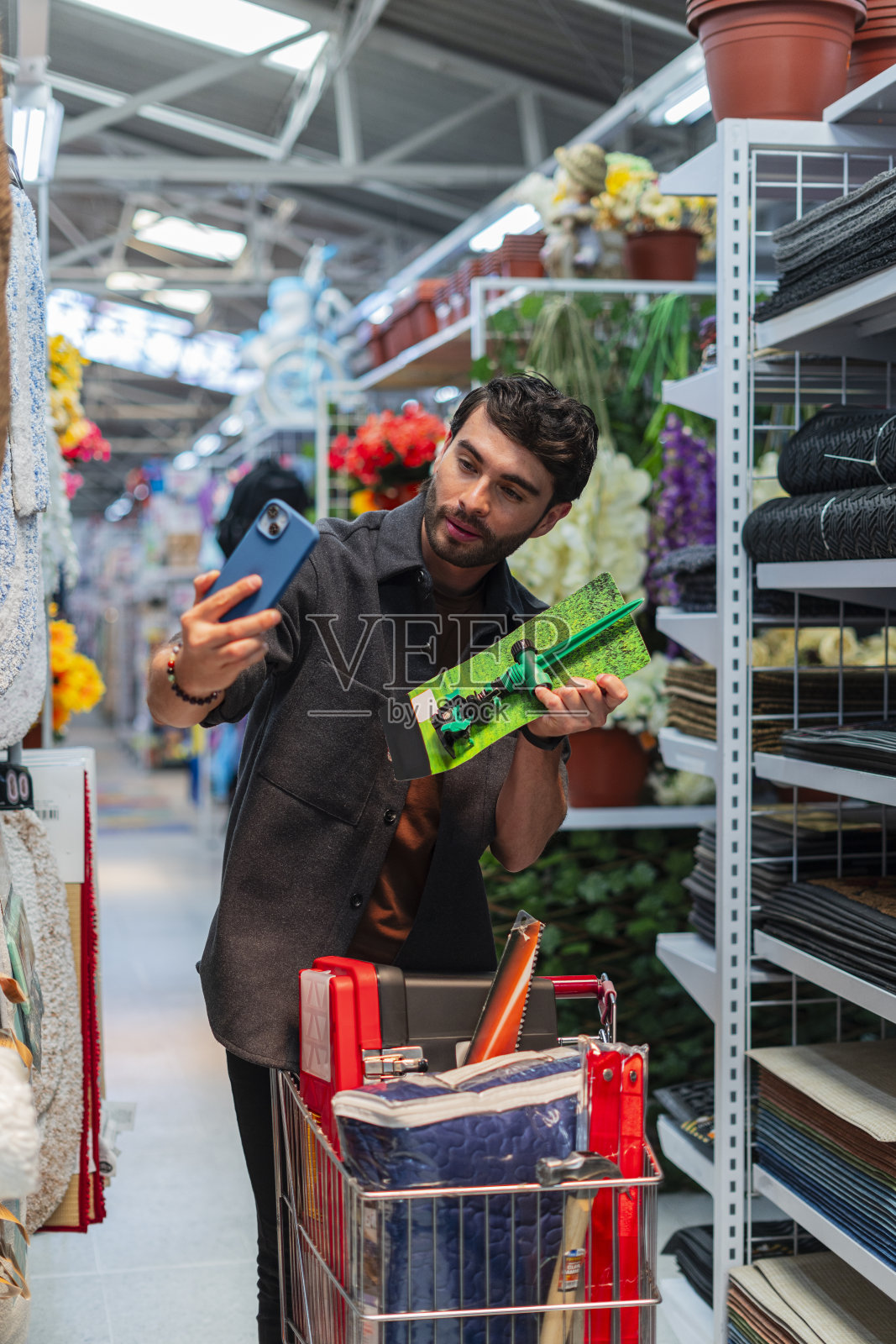 一个拉丁裔男子推着购物车在一家连锁店里寻找家里需要的重要物品照片摄影图片