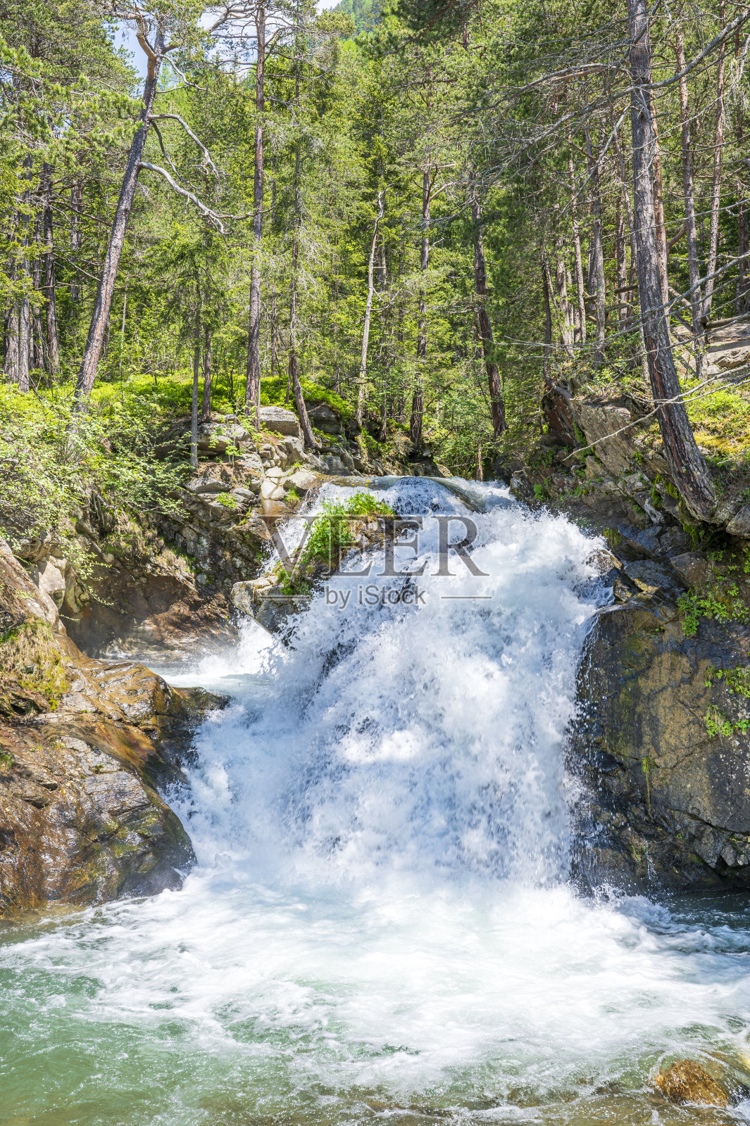 在美丽的春日里,蒂罗尔的斯图本瀑布向上流淌照片摄影图片