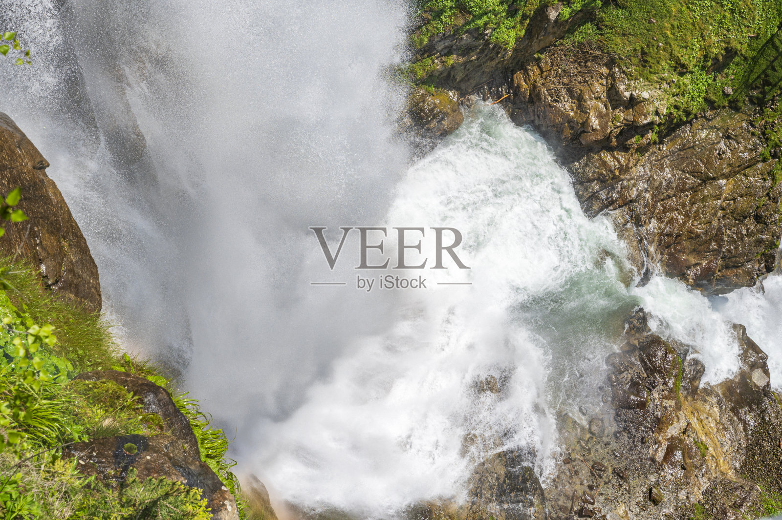 美丽的春日里,蒂罗尔的斯图本瀑布照片摄影图片