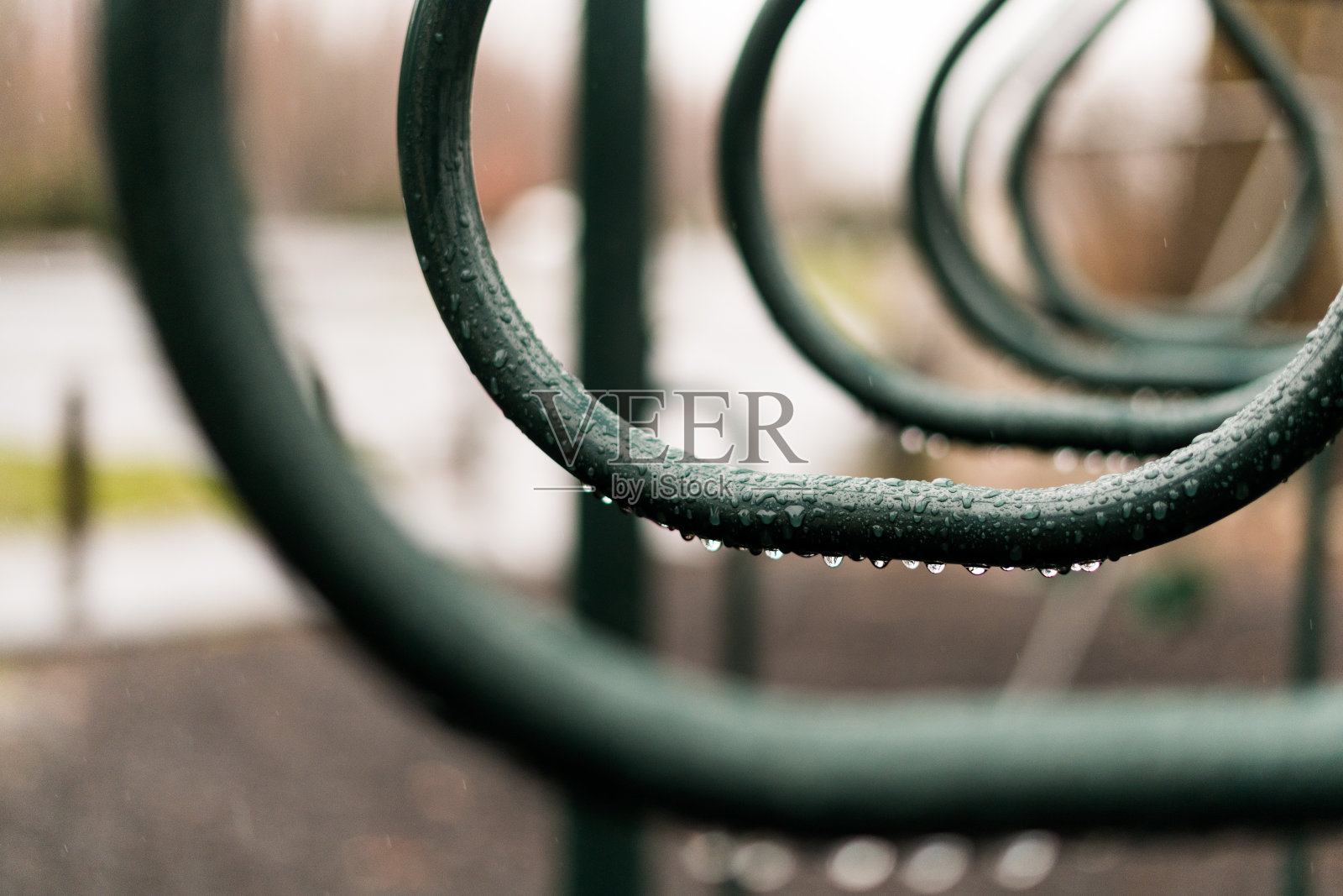 雨中的绿色操场设备照片摄影图片