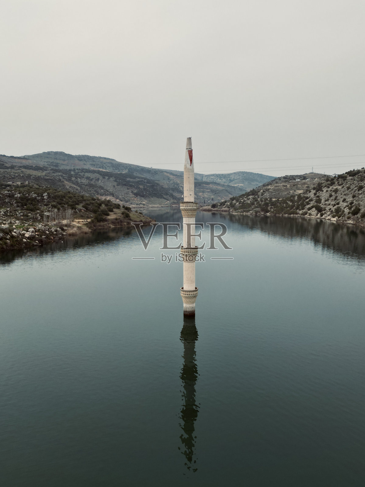 一座沉没的清真寺的尖塔从幼发拉底河的水中升起照片摄影图片