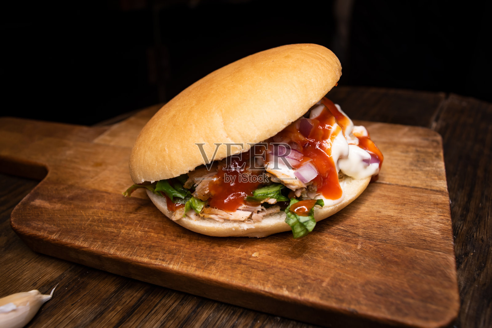 皮塔口袋三明治填满番茄,洋葱,鸡肉,蛋黄酱和番茄酱隔离在木板上的阿拉伯快餐的俯视图照片摄影图片