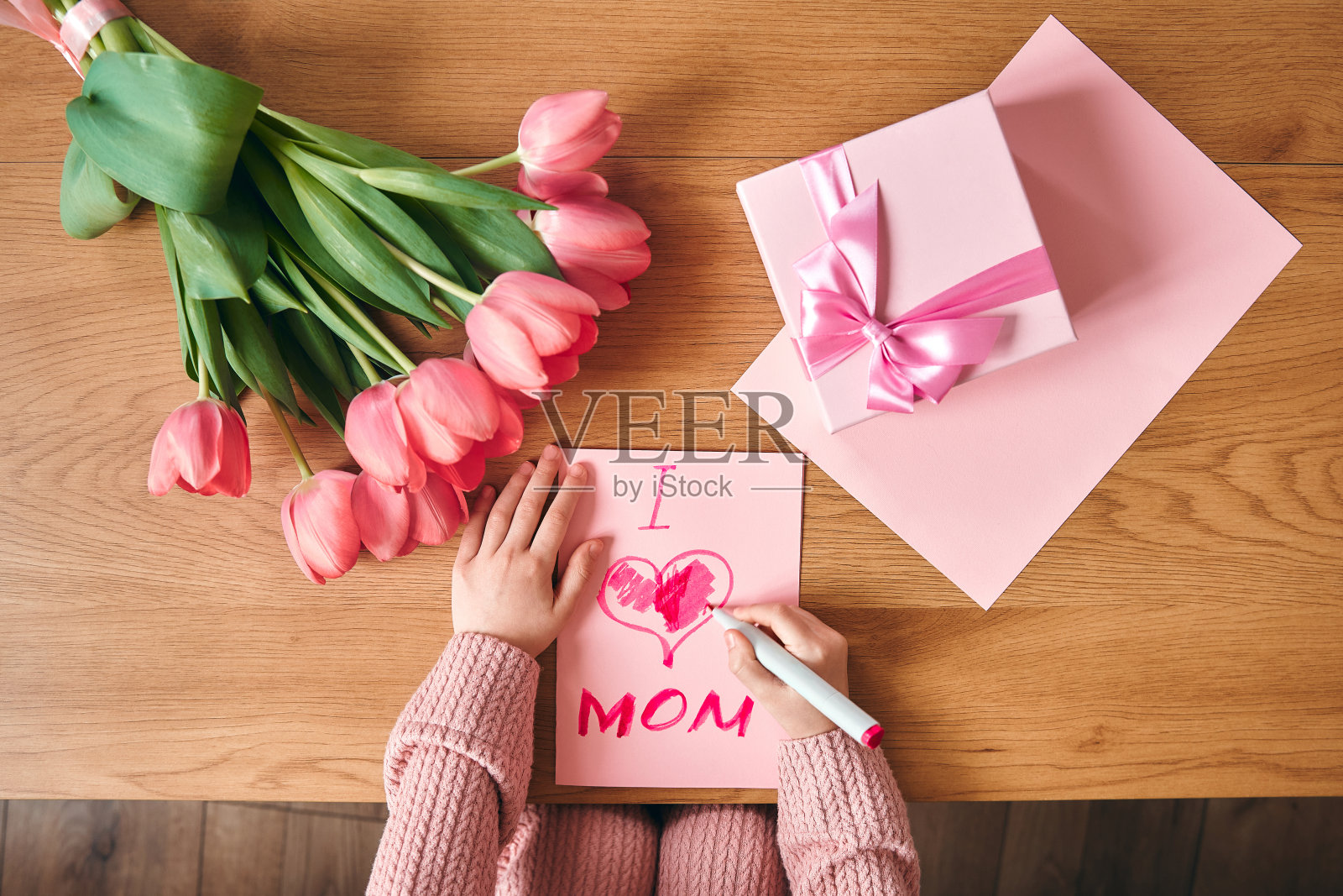 家人在家里。妈妈、女儿和孙女在家。照片摄影图片