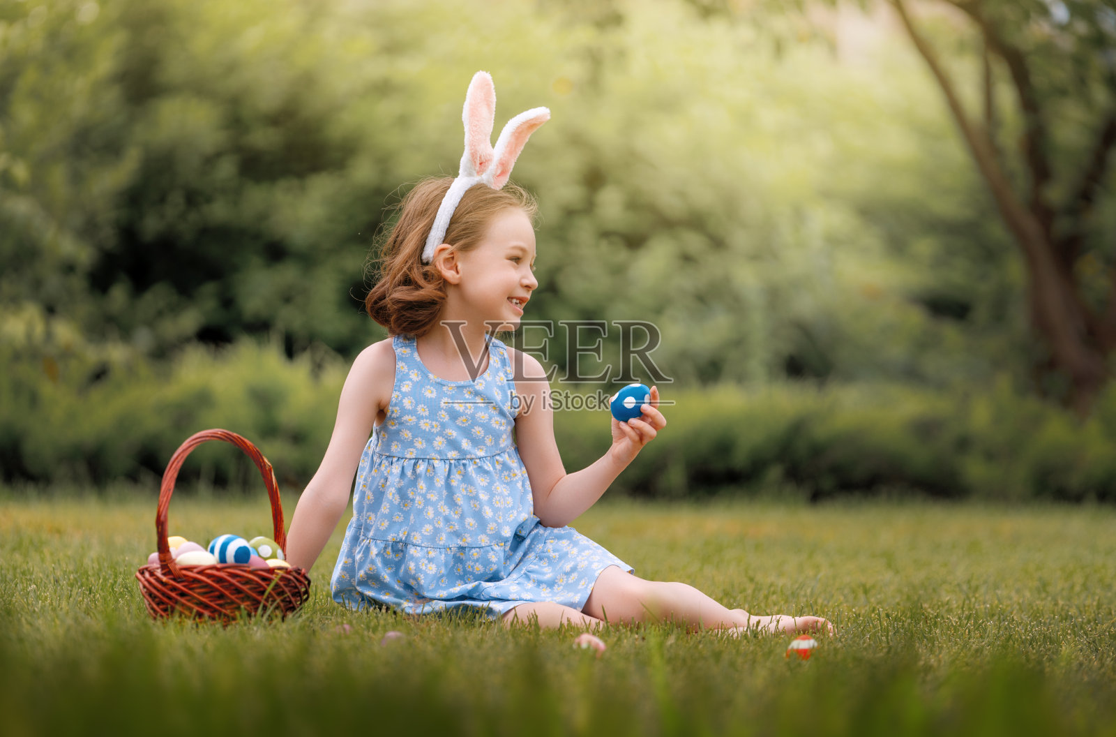 孩子在户外画彩蛋照片摄影图片