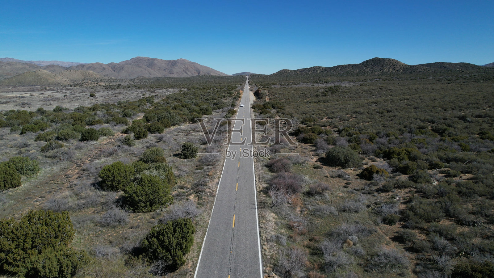 沙漠景观中的高速公路鸟瞰图照片摄影图片