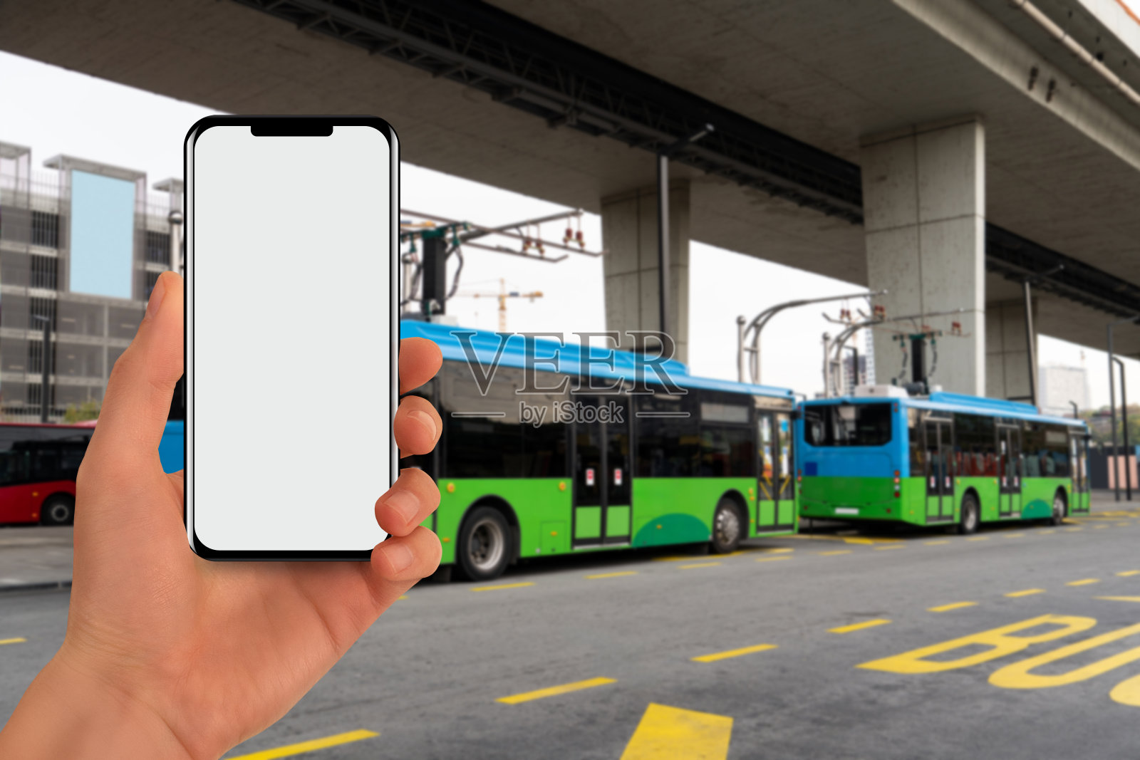 停站的电动公交车通过受电弓充电。干净的流动性。照片摄影图片