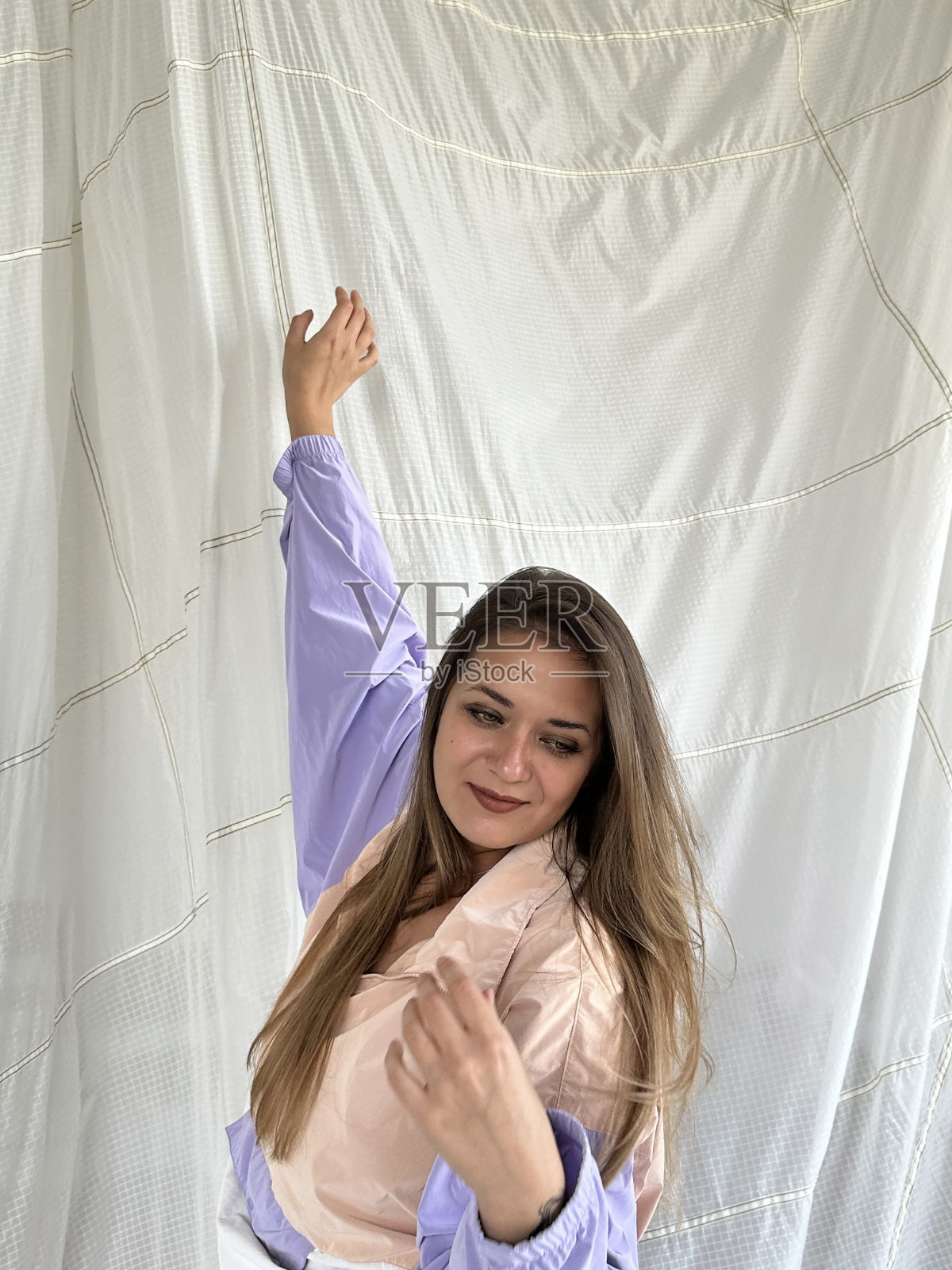 年轻漂亮的女人,长头发,绿眼睛照片摄影图片