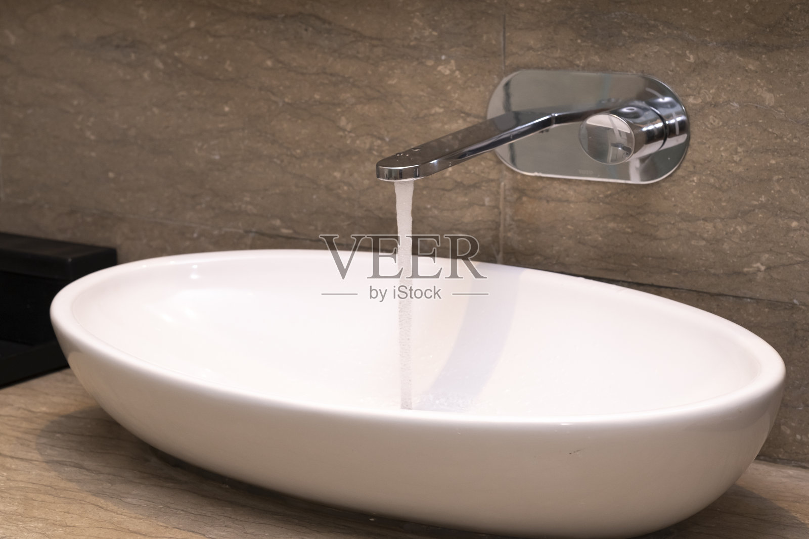 水槽面盆和打开铬水龙头照片摄影图片