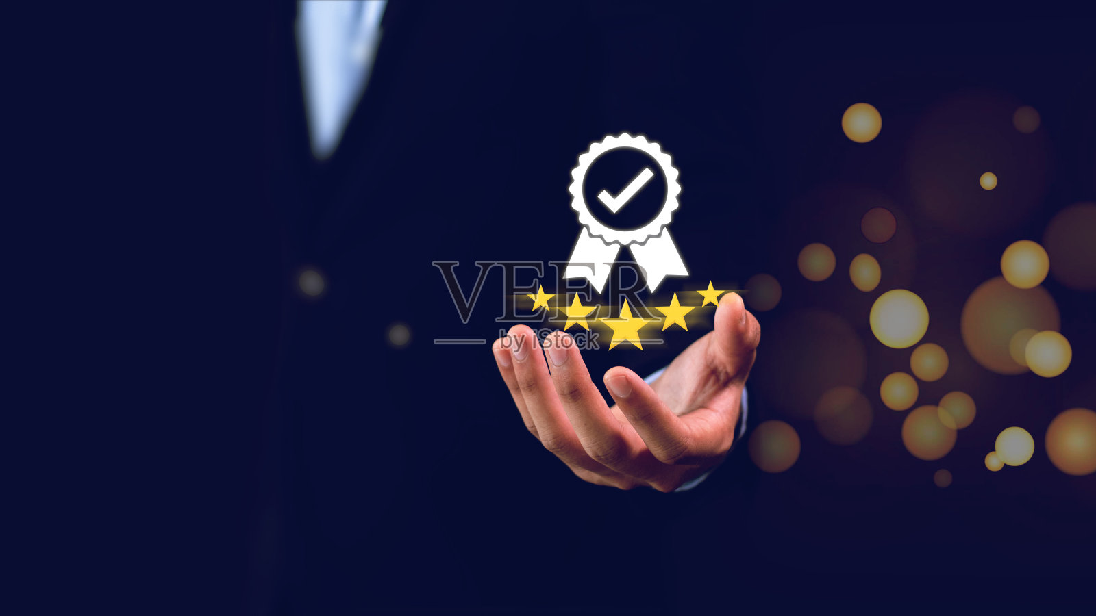 商人展示最佳质量保证,金色五星代表产品保证和ISO服务理念。商业和技术概念照片摄影图片
