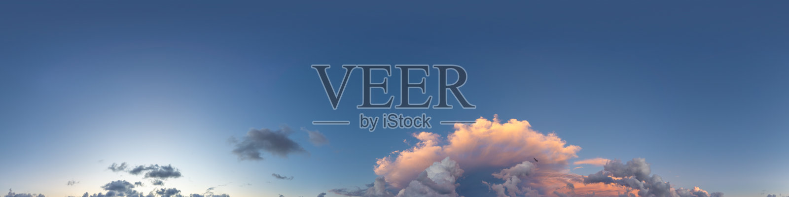 日落天空全景与明亮发光的粉红色积云。HDR 360无缝球形全景。全天顶或天空圆顶3D可视化,天空替代空中无人机全景。照片摄影图片