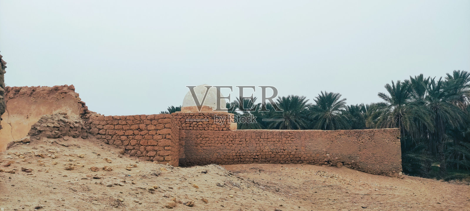 突尼斯一座废弃城市中的一座古老清真寺照片摄影图片