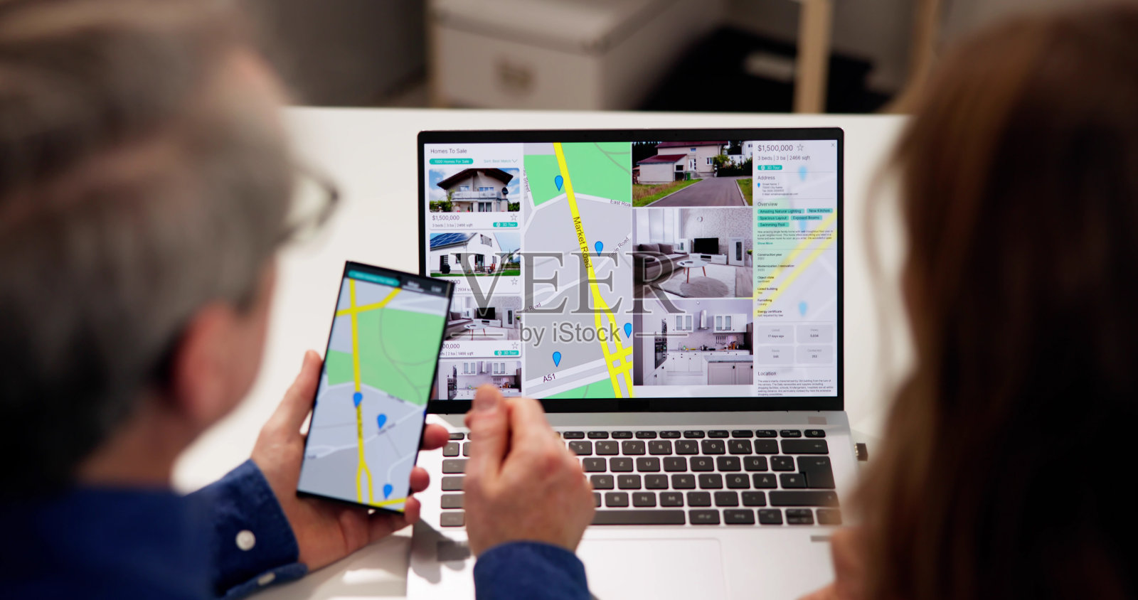 夫妇家庭寻找房地产照片摄影图片