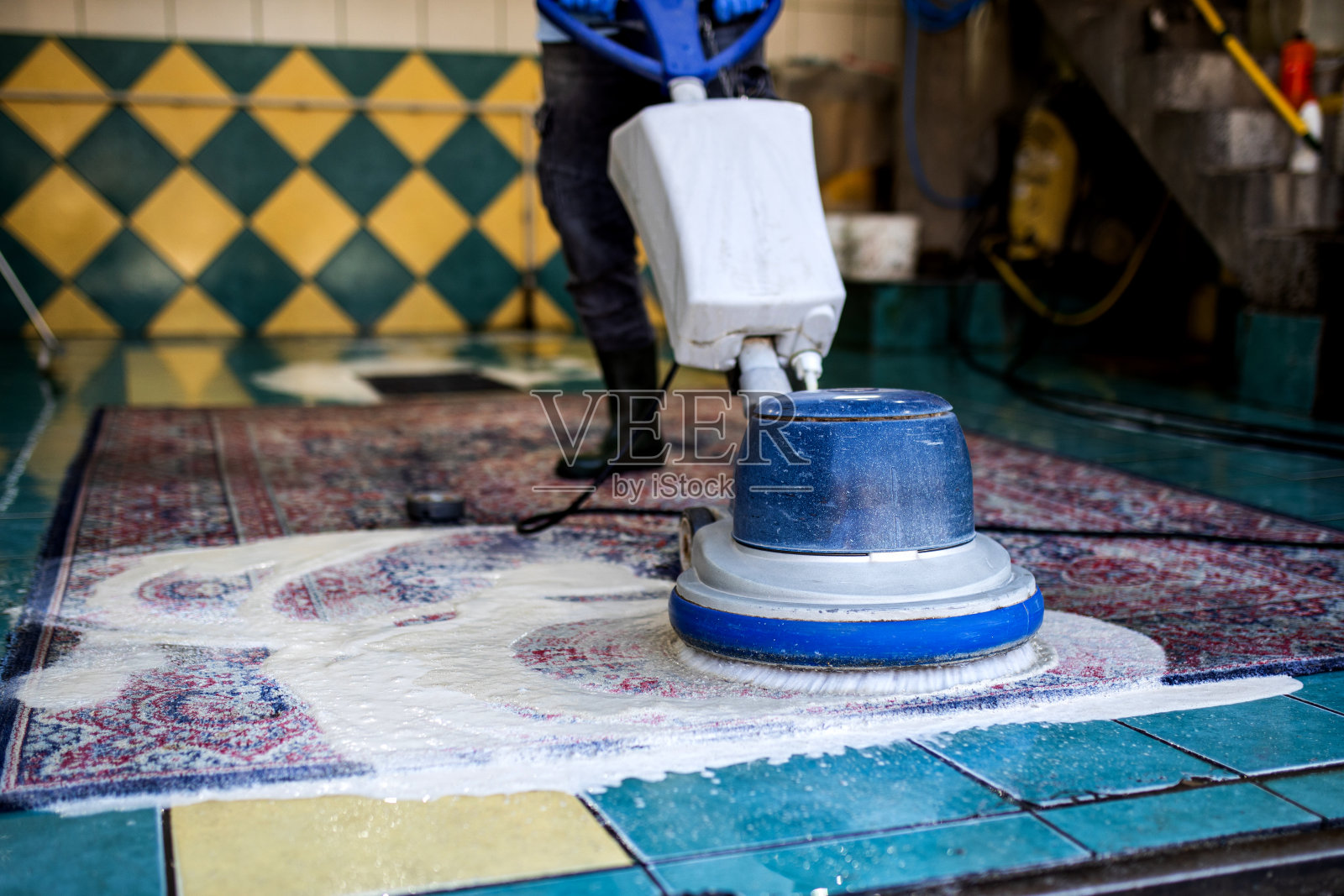 私人地毯用毛刷化学清洗。照片摄影图片