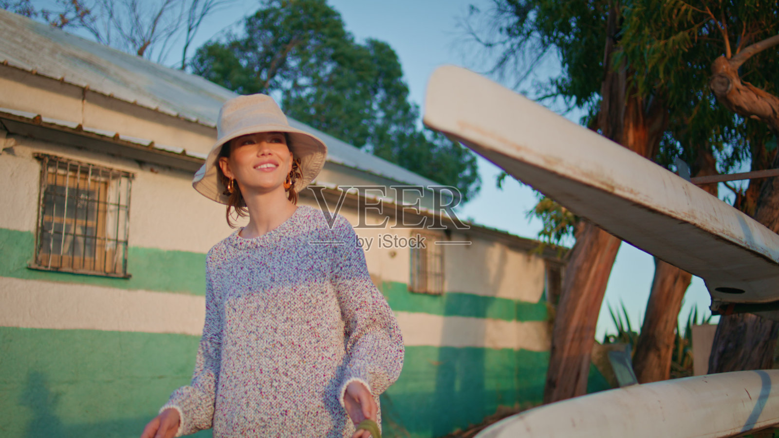 肖像快乐的旅行者享受傍晚的自然。阳光下微笑的无忧无虑的女孩照片摄影图片