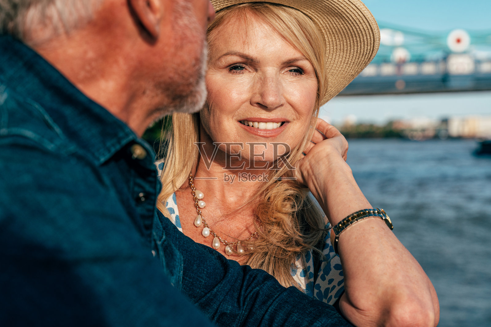 幸福的老年夫妇在伦敦共度时光照片摄影图片