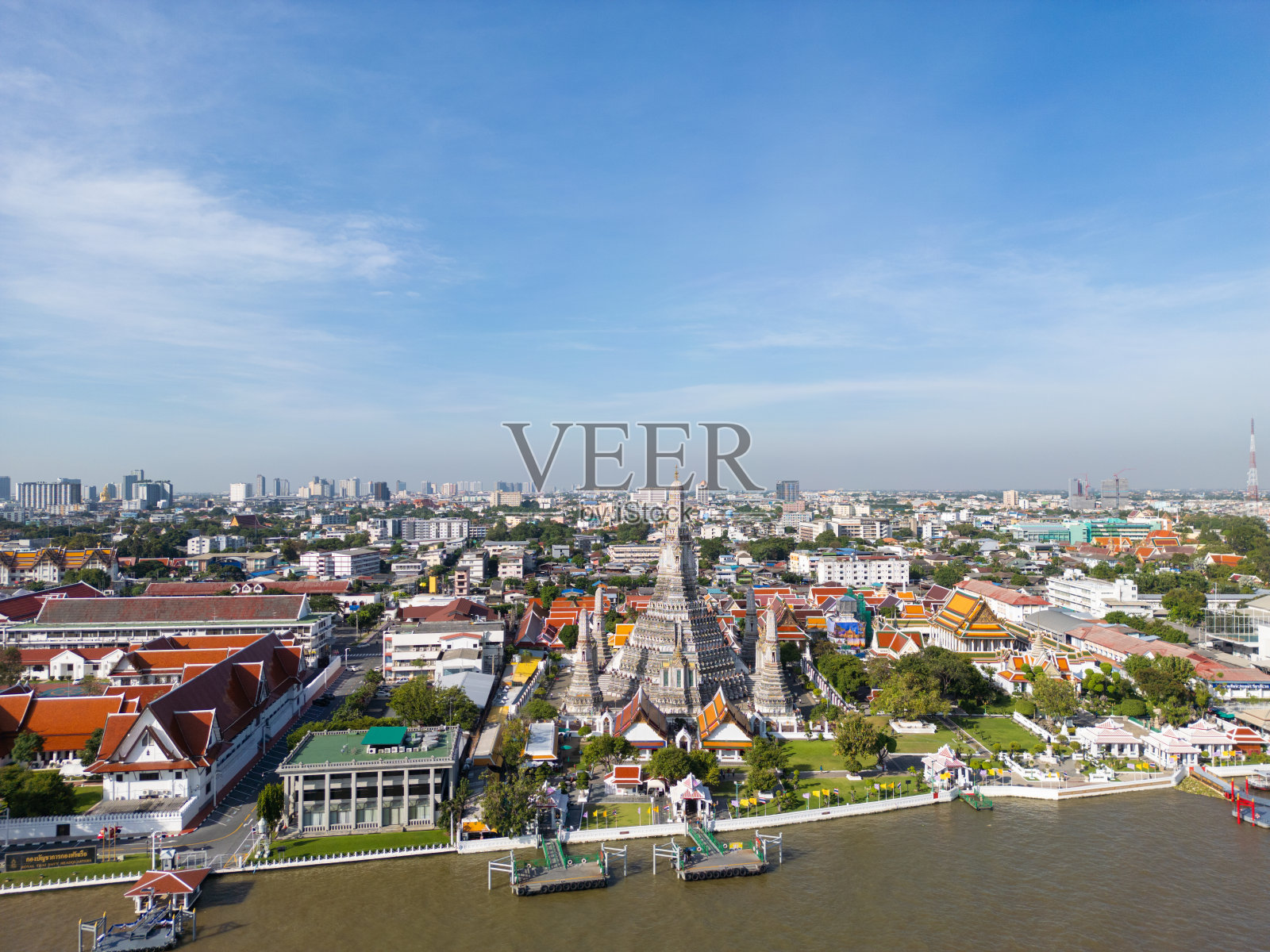 鸟瞰阿仑寺或黎明寺,湄南河附近的旅游地标照片摄影图片