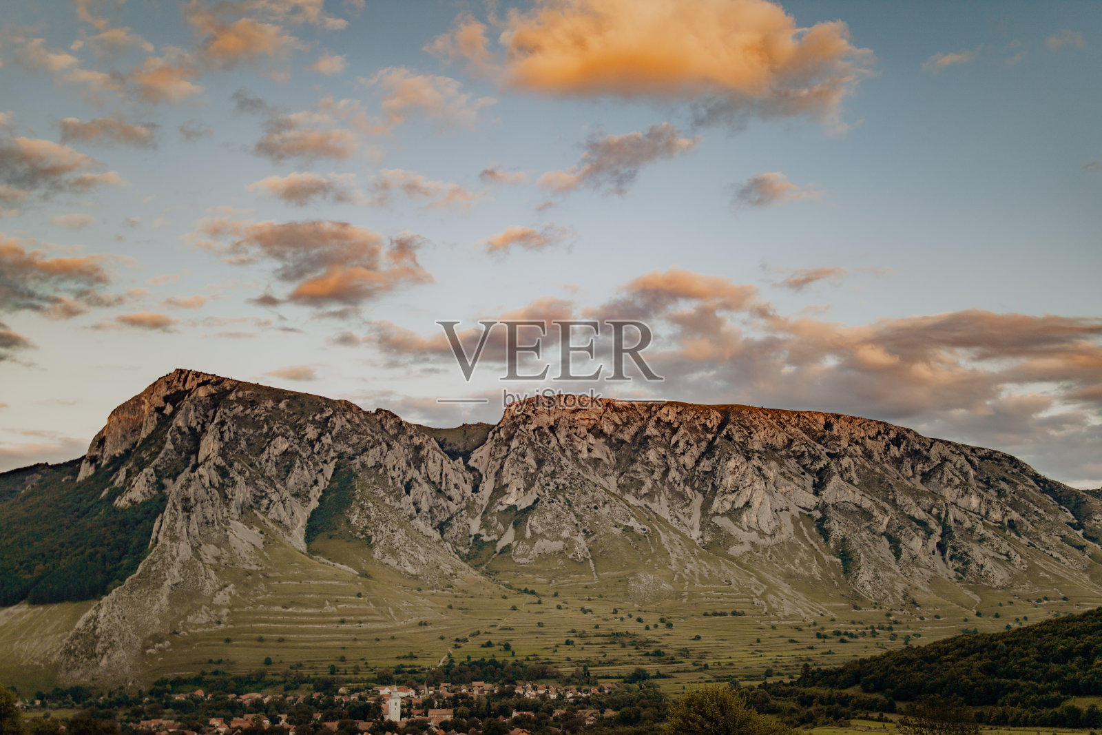 罗马尼亚乡村景观。欧洲罗马尼亚特兰西瓦尼亚Rimetea村的特拉斯考山脉美景。阳光明媚的云照片摄影图片