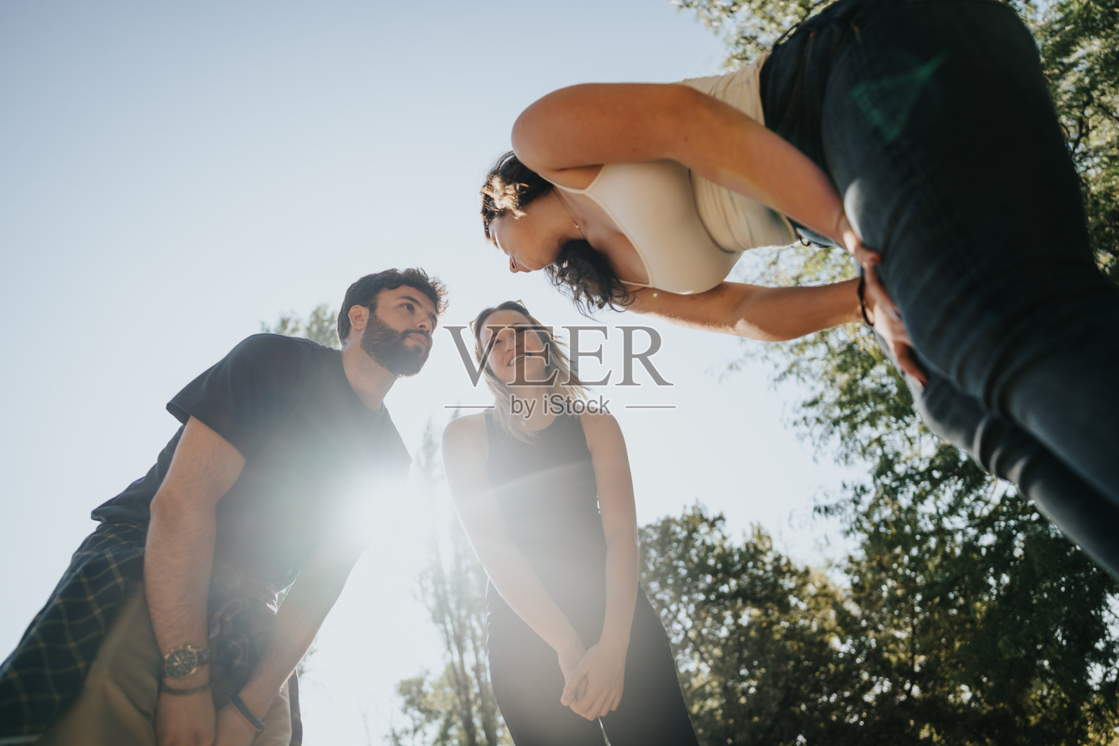 无忧无虑的朋友在公园里享受阳光明媚的一天照片摄影图片