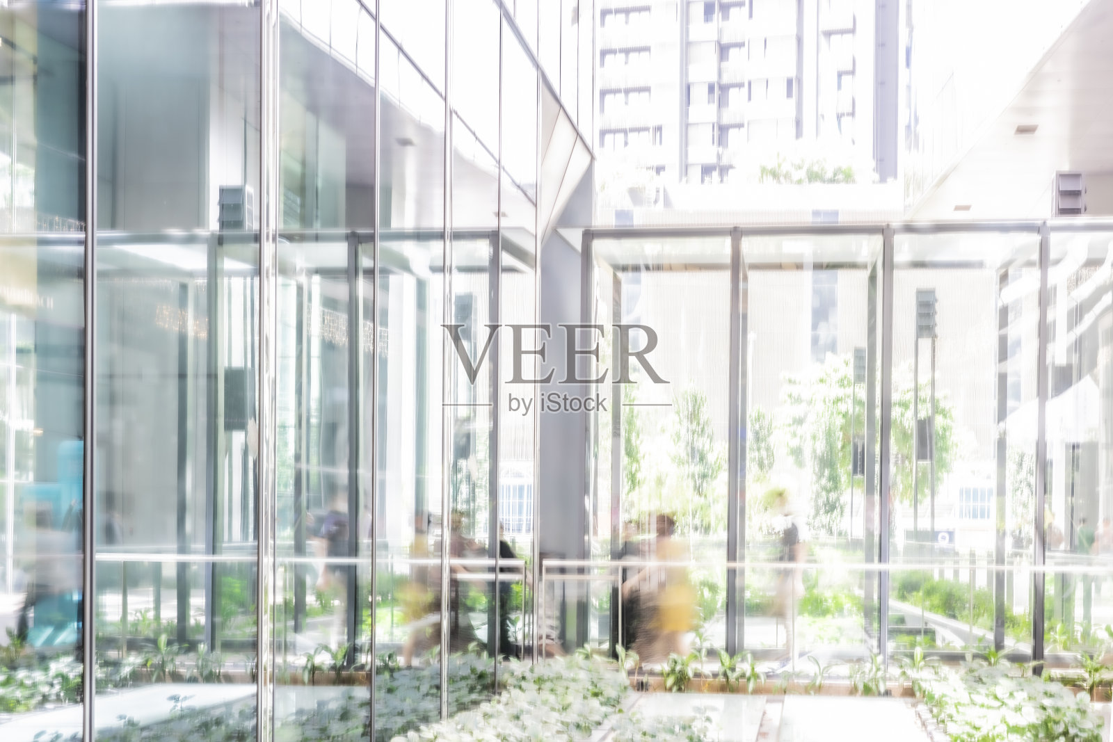 模糊背景的现代办公楼,接待大厅,玻璃墙,大窗户照片摄影图片