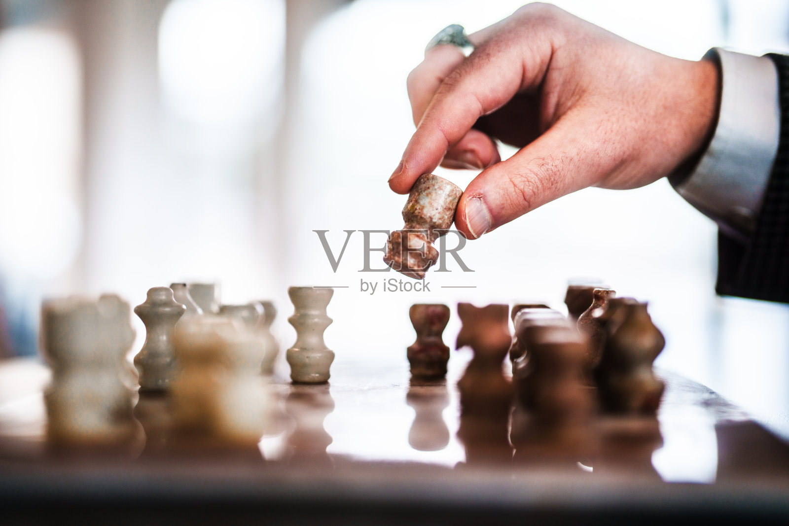 棋局中手出车。照片摄影图片