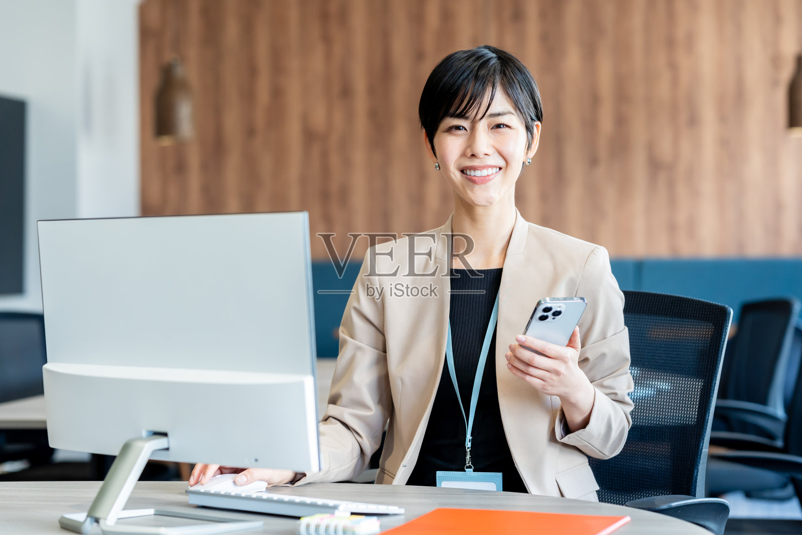 办公室里有智能手机的女商人照片摄影图片